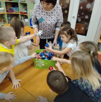 Старшая группа № 2 украсила свою группу к новому году Старшая группа № 2 украсила свою группу к новому году.