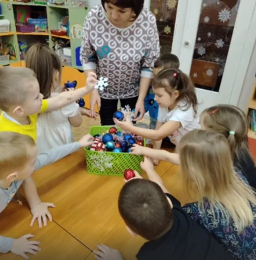 Старшая группа № 2 украсила свою группу к новому году Старшая группа № 2 украсила свою группу к новому году.