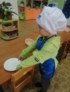 Дети дежурят по столовой Дети дежурят по столовой.